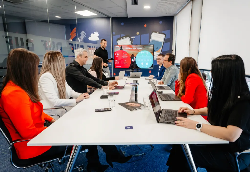 Specialiști DWF discutând un proiect în jurul mesei de ședințe