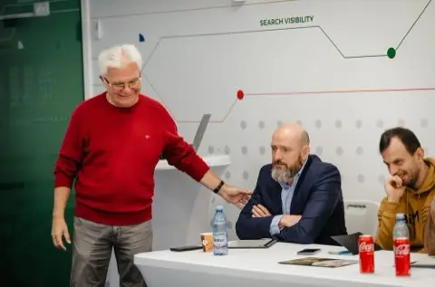Vorbitor discutând direct cu un participant la masa de lucru
