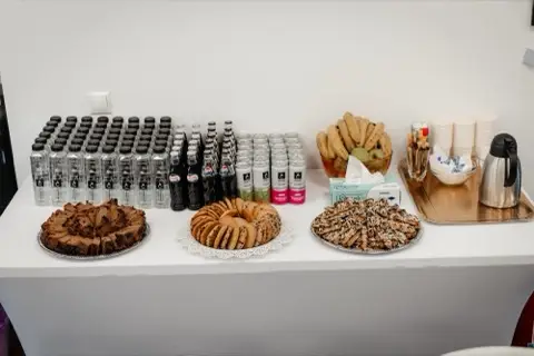 Masa cu gustări pregătită pentru pauza de cafea