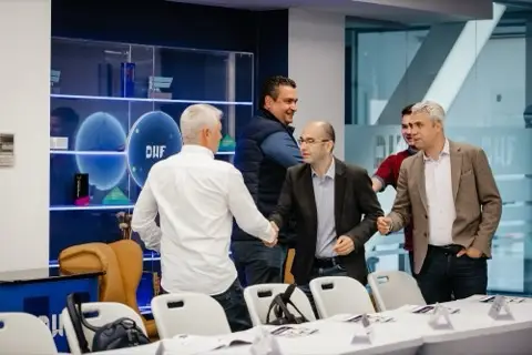 Participanți salutându-se la sosire