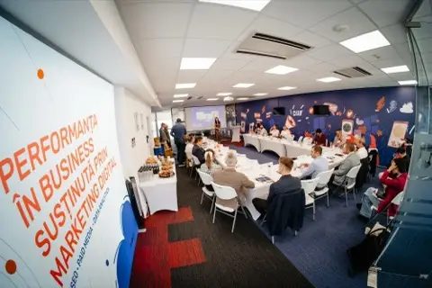 Sala DWF plină la începutul atelierului