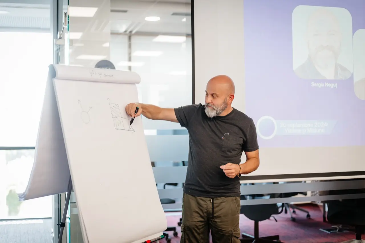 Vorbitor desenând o schemă pe flipchart