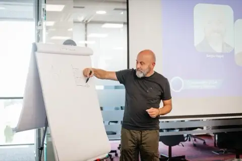Vorbitor desenând o schemă pe flipchart