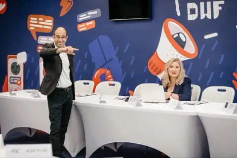 Vorbitor în fața panoului DWF