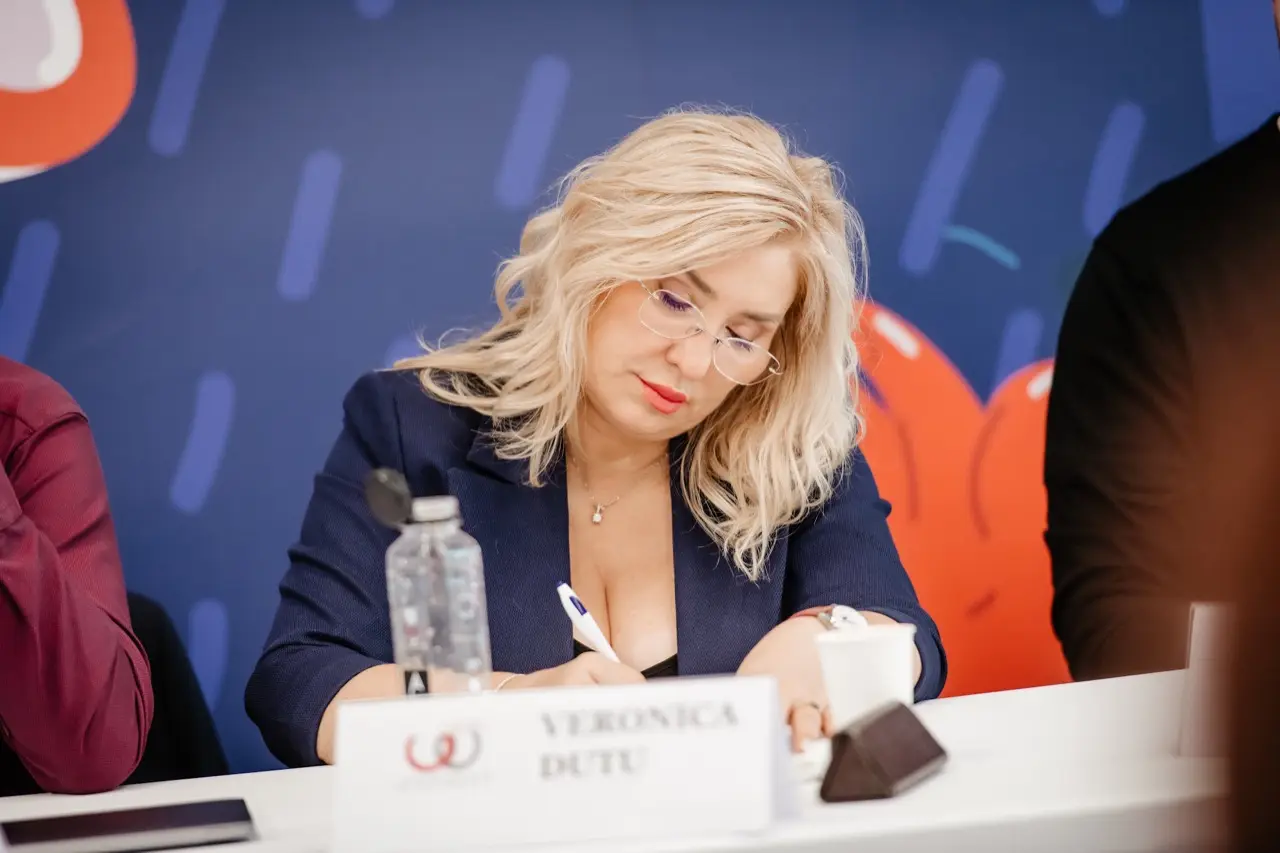 Participanți scriind în workbook