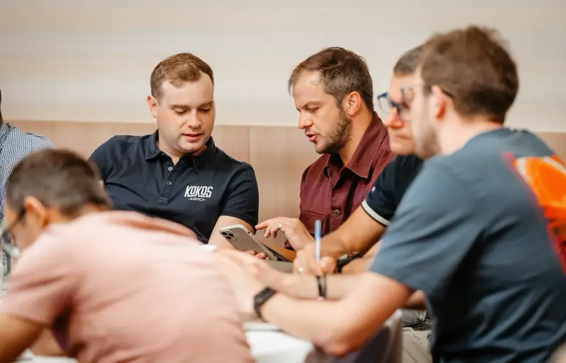 Discuție la masă între participanți