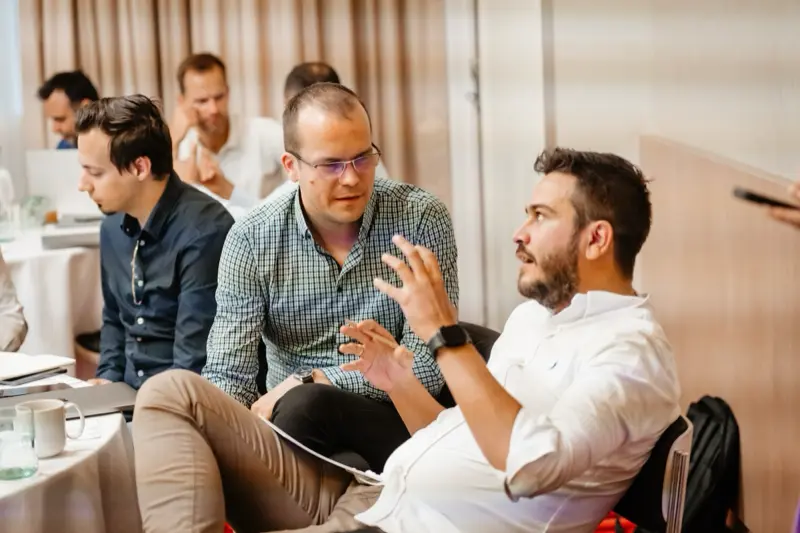 Discuții în grup în timpul sesiunii