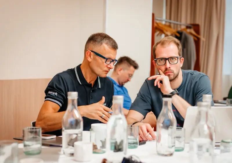 Participanți în discuție la masă