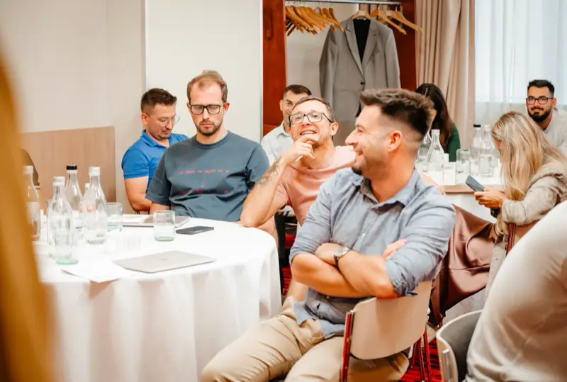 Participanți urmărind discuția
