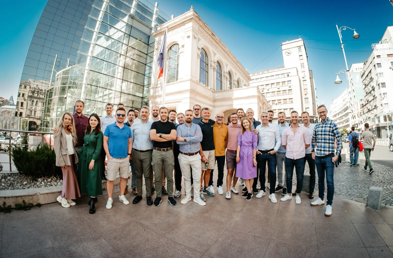 Membrii CEE Digital Alliance fotografiați împreună în centrul Bucureștiului