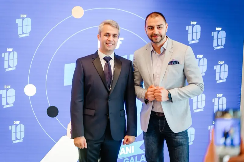 Invitați fotografiați la photo wall