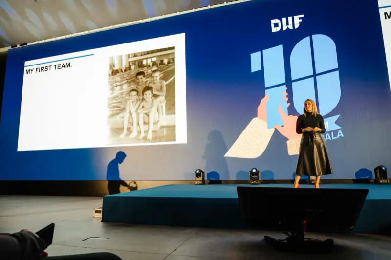 Prezentare pe scenă cu fotografii din primii ani DWF