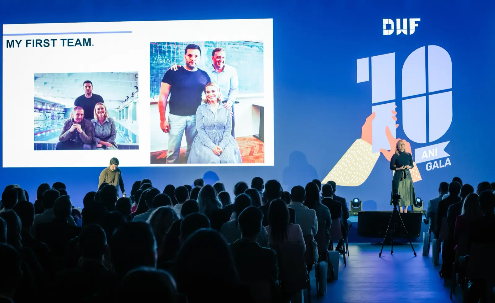 Fotografii cu prima echipă DWF, proiectate pe ecranul galei
