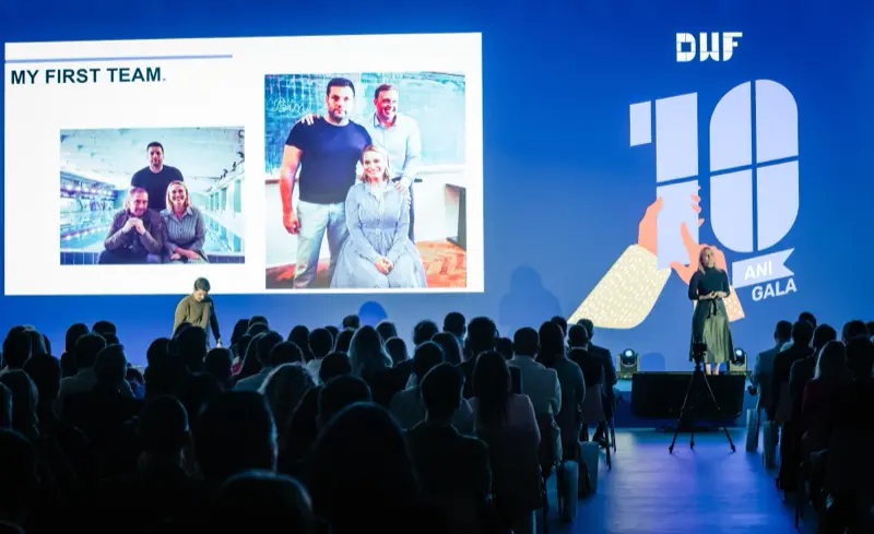 Fotografii cu prima echipă DWF, proiectate pe ecranul galei