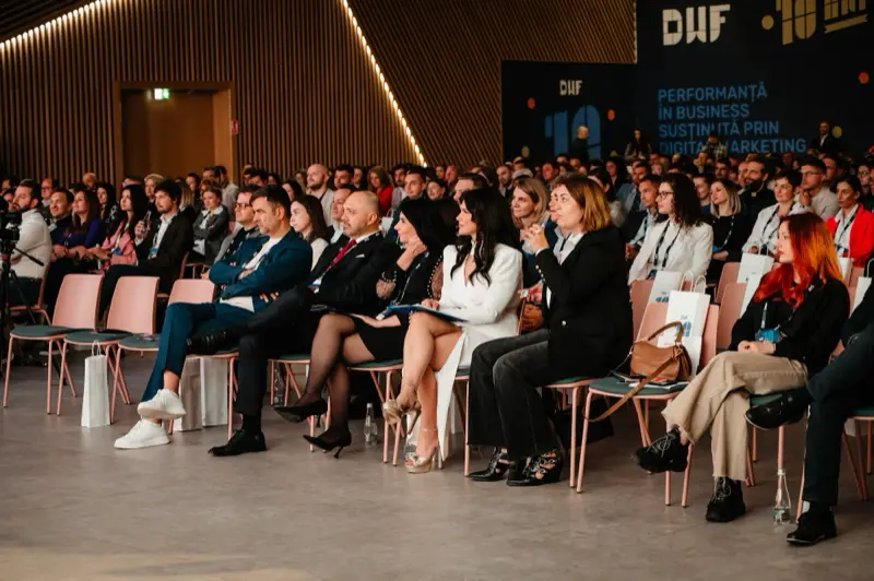 Invitați în sală în timpul prezentărilor