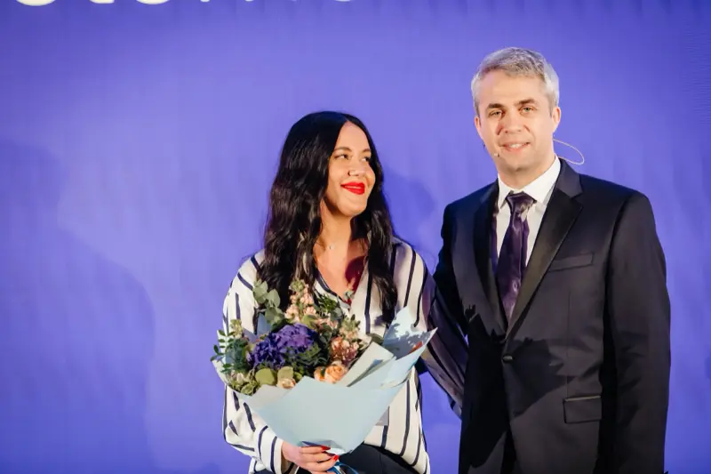 Moment de recunoaștere pe scenă, cu diplomă și flori