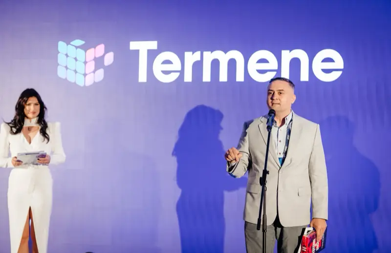 Adrian Dragomir, de la Termene, vorbind pe scenă