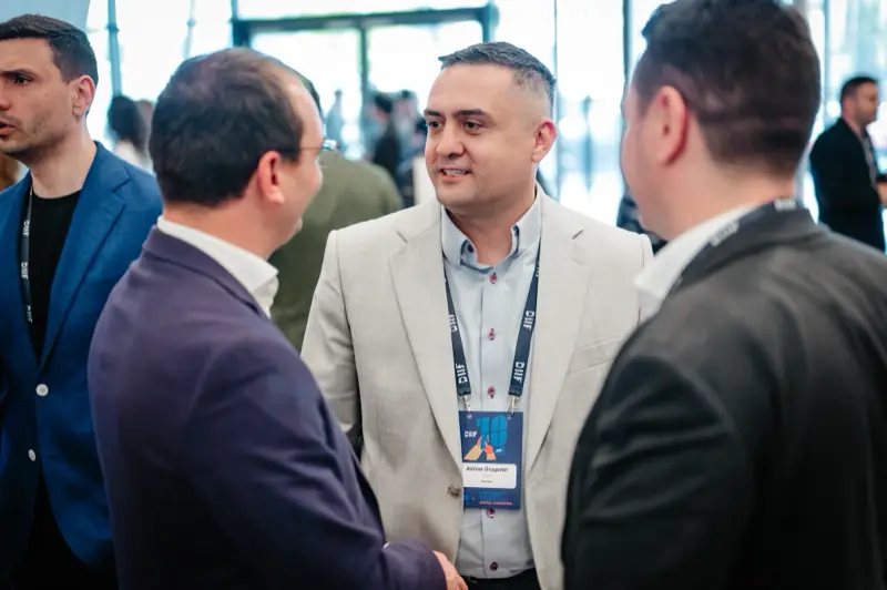 Invitați salutându-se la networking