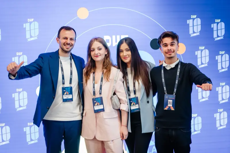 Grup de invitați la photo wall-ul galei