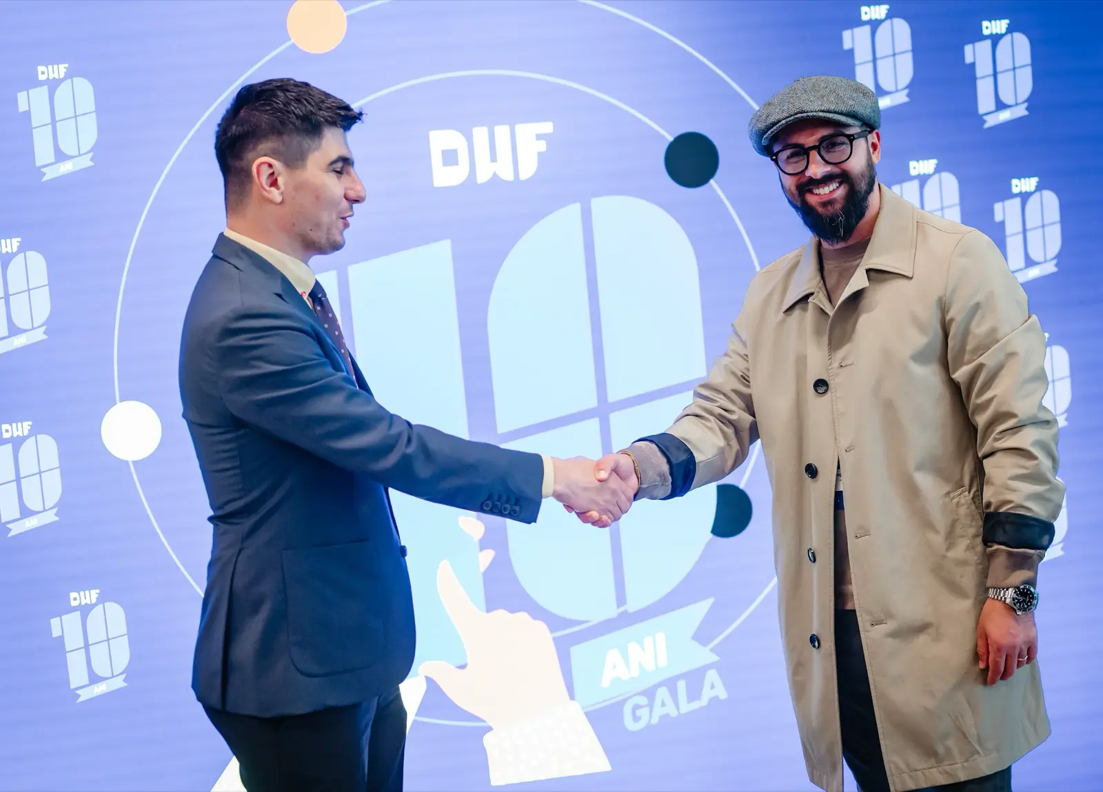 Strângere de mână la photo wall-ul DWF 10 ani