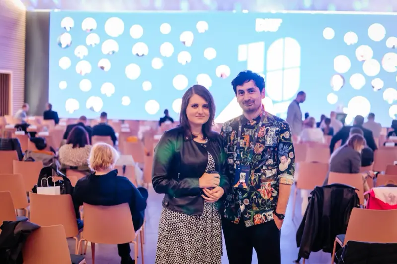 Invitați fotografiați în sala galei