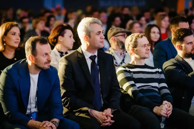 Invitați din primele rânduri, urmărind keynote-ul