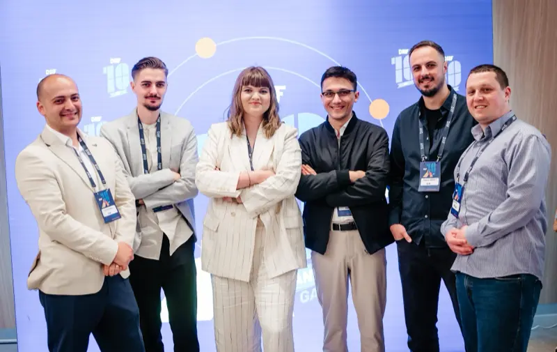 Grup de invitați fotografiați la photo wall