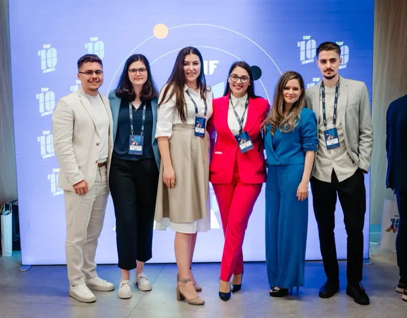Grup de invitați la photo wall-ul aniversar