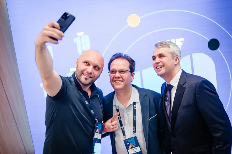 Selfie la photo wall-ul galei