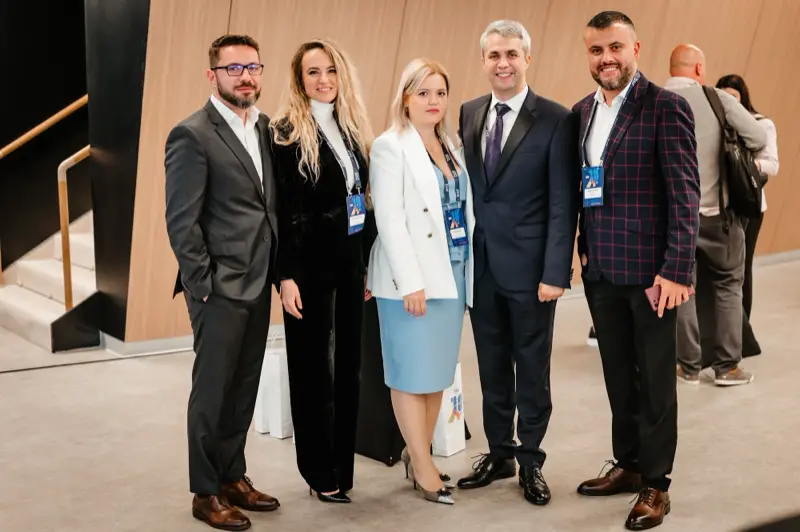 Grup de invitați la finalul serii