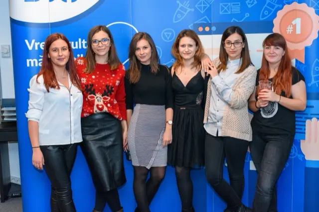 Colege DWF în fața panoului cu logo-ul agenției, decembrie 2017