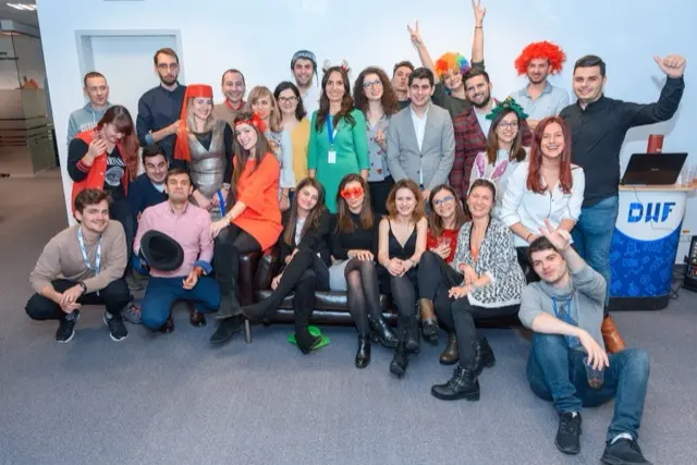 Fotografie de grup a echipei DWF, în biroul agenției, decembrie 2017