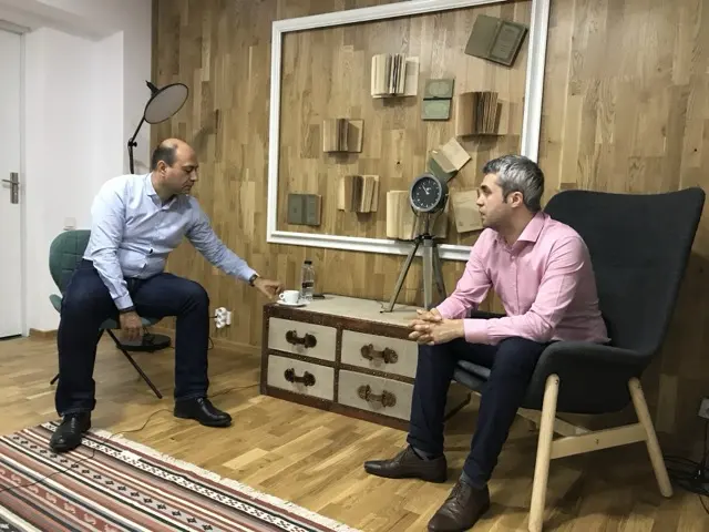 Discuție filmată într-un decor de studio