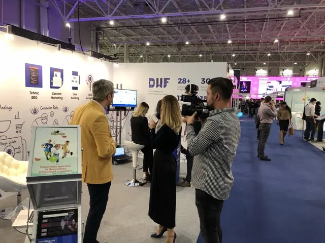 Standul DWF într-un pavilion expozițional, în timpul unei filmări