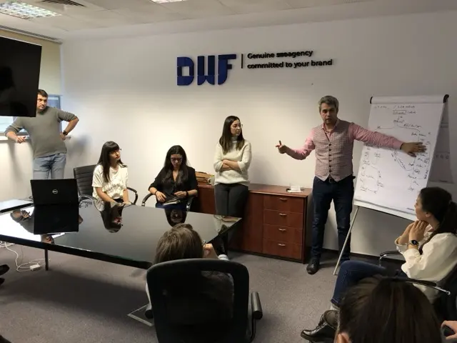 Sesiune de lucru la flipchart, în biroul DWF