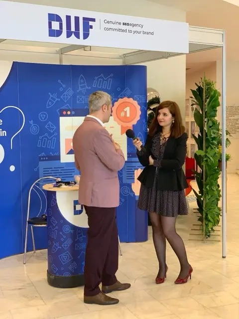 Interviu la standul DWF, cu microfon, în cadrul unui eveniment