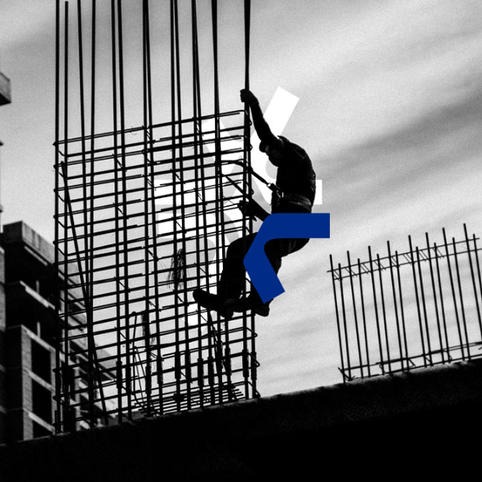 Muncitor pe o structură de armătură, fotografie alb-negru cu simbolul Romnets