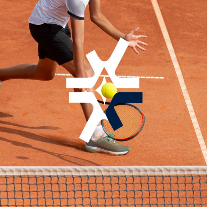 Jucător de tenis pe un teren de zgură, lângă fileu, cu simbolul Romnets